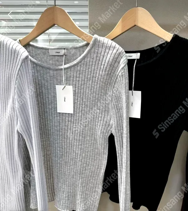 Minimalist Slim Fit Women's Top - Comfortable and Versatile