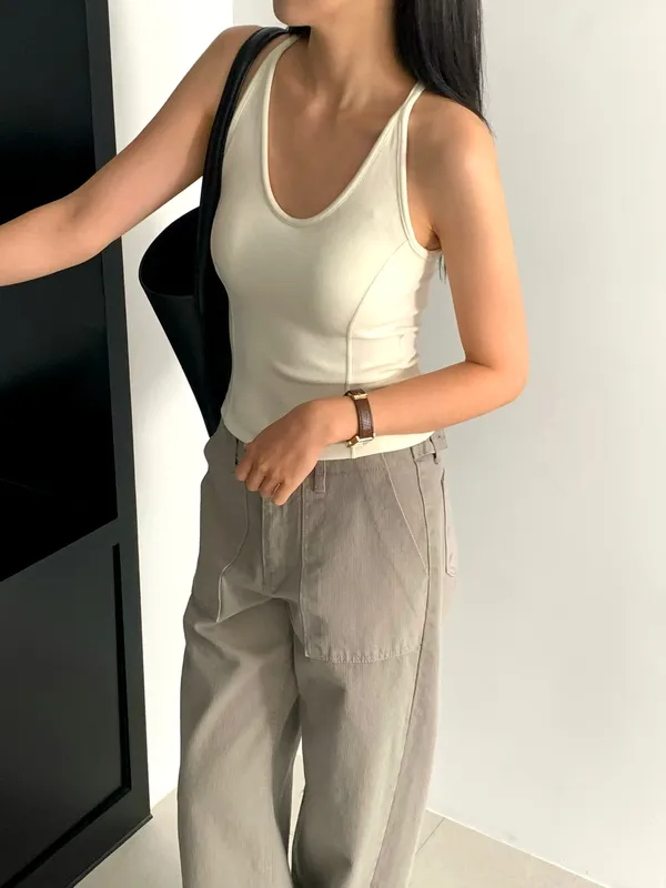 Simple and comfortable camisole, easily paired with a fashionable style.