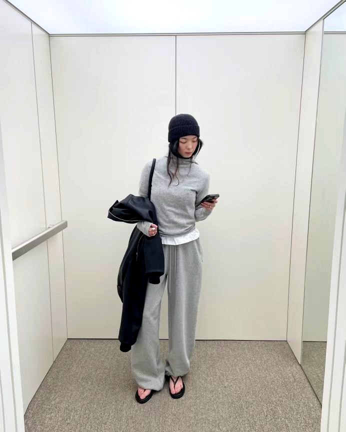 심플하고 편안한 회색 긴팔 상의, 패션과 잘 어울림