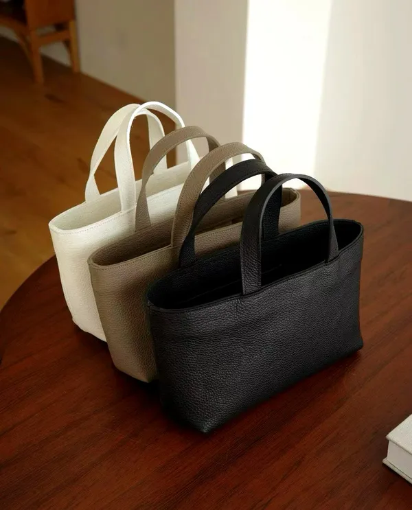 Stylish Minimalist Black Handbag - Elegant and Versatile