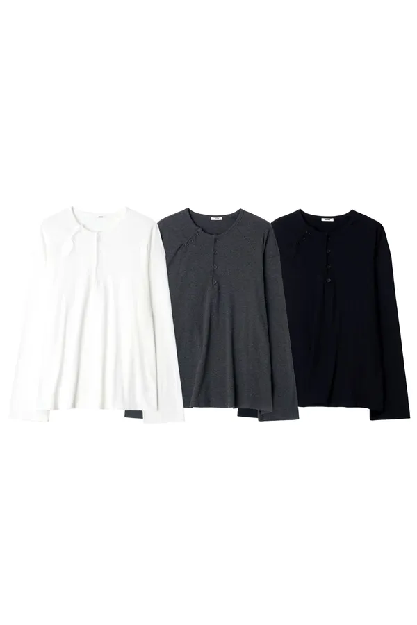 Minimalist stylish women's knitted sweater, comfortable and versatile.
