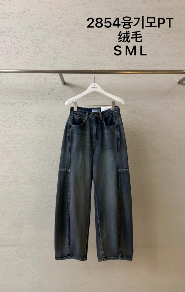 Stylish Loose-Fit Jeans, Comfortable and Versatile