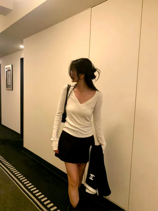時尚簡約V領長袖T恤，優雅百搭