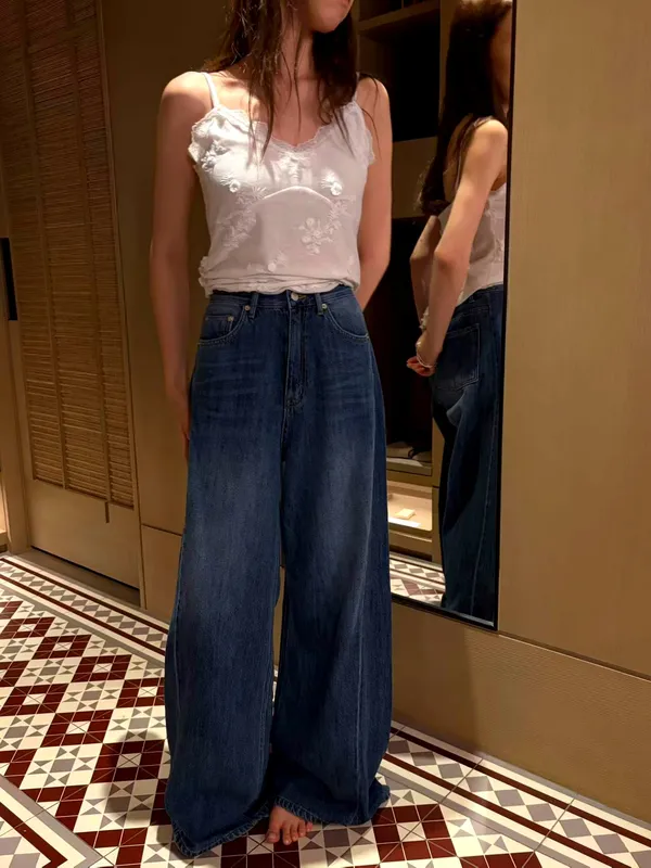 Quần jeans rộng thời trang, thiết yếu cho sự thoải mái và phong cách hàng ngày