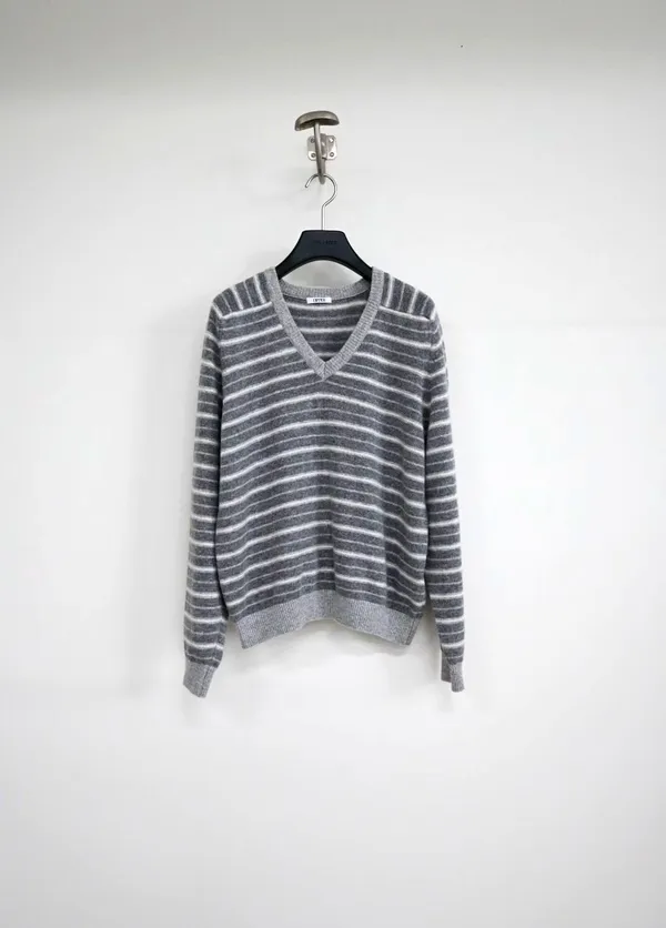 Stylish Striped V-Neck Knit Top, Comfortable and Versatile