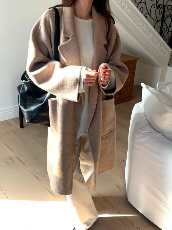 Stylish Minimalist Women's Coat - Elegant and Warm