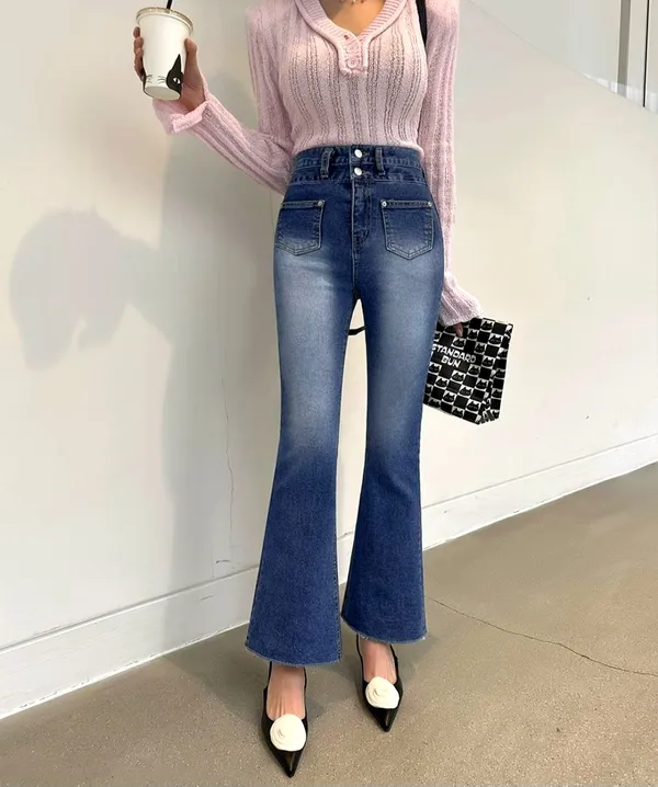 Stylish High-Waisted Flared Pants to Showcase Elegant Curves 1174