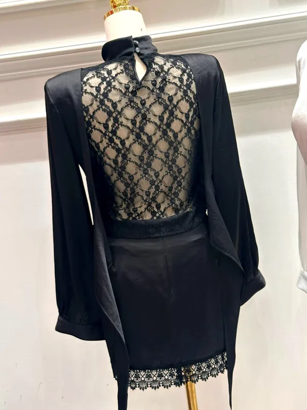 Gaun Lengan Tank Lace Elegan untuk Menonjolkan Lengkungan Menawan Anda