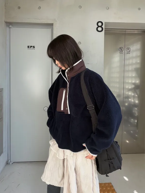 保暖舒适拼接羊羔绒外套