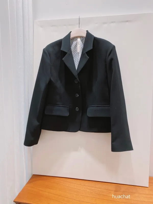 Classic Black Short Blazer - Elegant and Fashionable