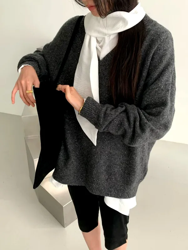 Stylish and Minimalist Women's Top, Comfortable Knitted Sweater