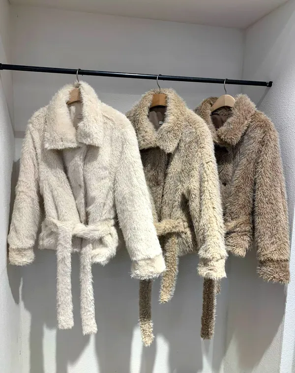 Stylish Women's Faux Fur Coat - Warm, Comfortable, and Versatile