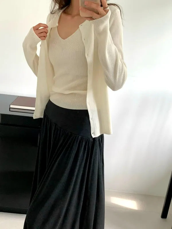 Elegant and Minimalist Women's Cardigan - Comfortable and Versatile
