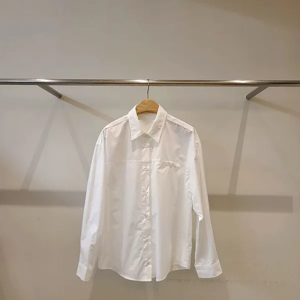 Elegant Versatile White Shirt in Minimalist Style