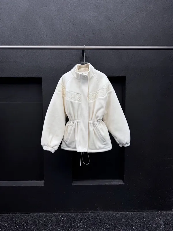 Stylish and simple white zip-up jacket, comfortable and warm