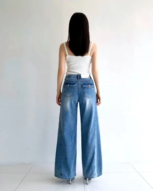 Trendy Loose-Fit Women's Denim Jeans for a Comfortable Casual Look