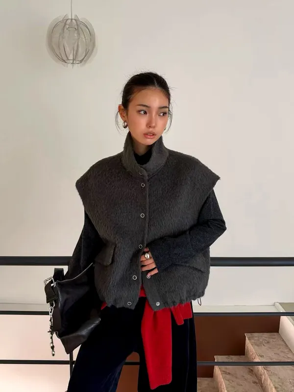 Stylish Women's Outerwear Vest, Warm and Comfortable, Versatile Style