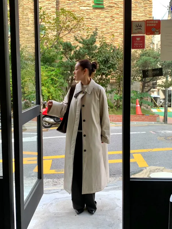Stylish Minimalist Women's Coat - Elegant and Chic