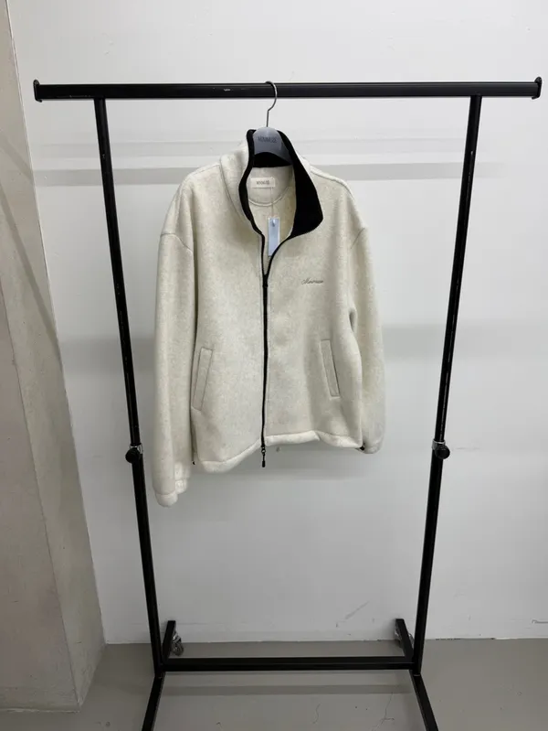 Stylish and Minimalist Women's Jacket - Warm and Comfortable