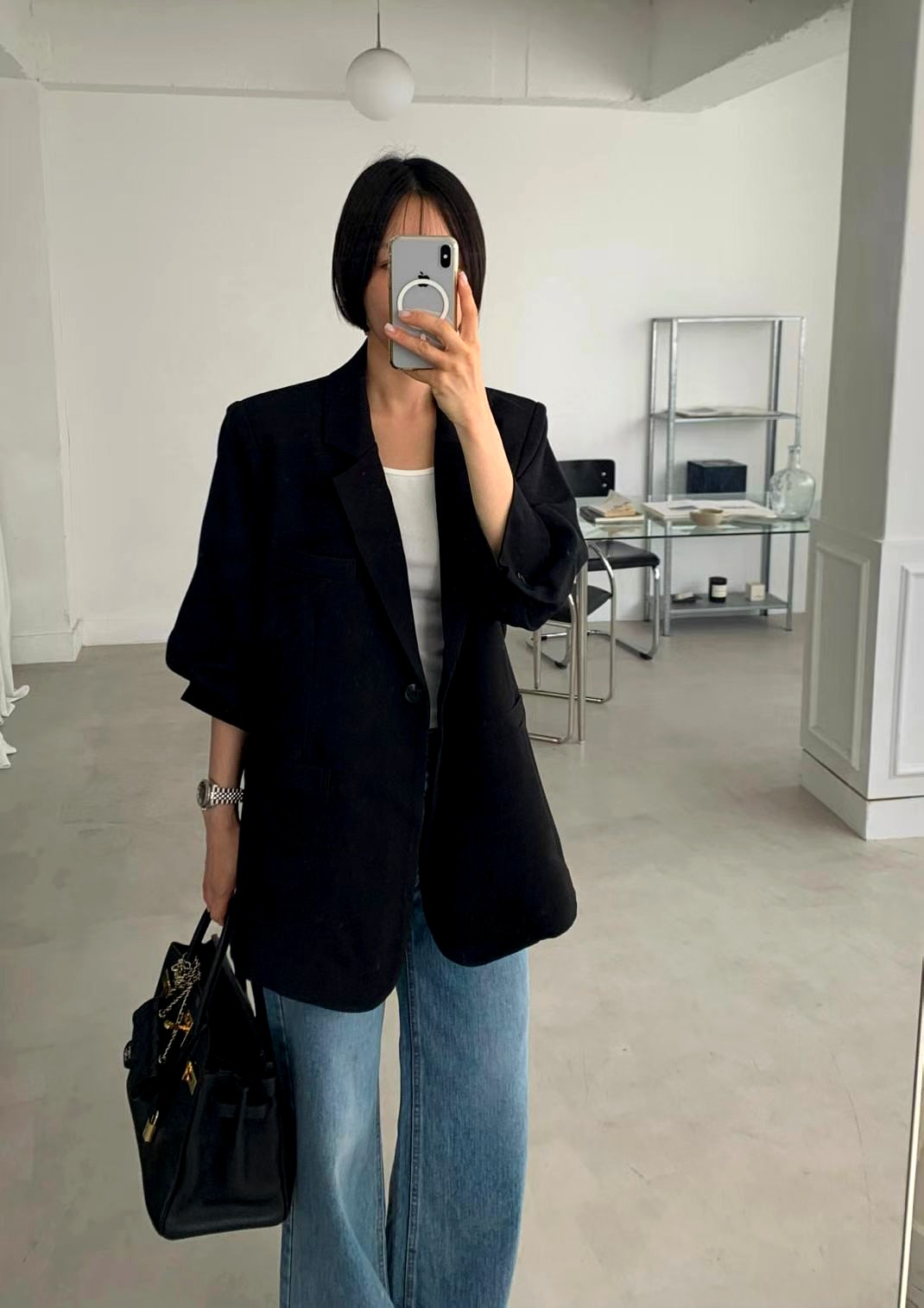 스타일리시 미니멀리스트 블랙 여성 재킷, 어떤 상황에도 완벽하게 어울림