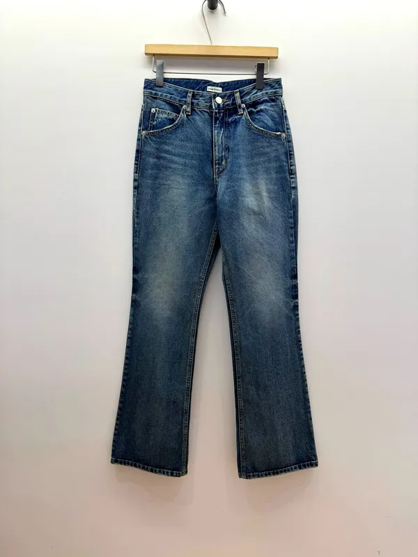 Stylish High-Waisted Jeans to Showcase Your Elegant Curves
