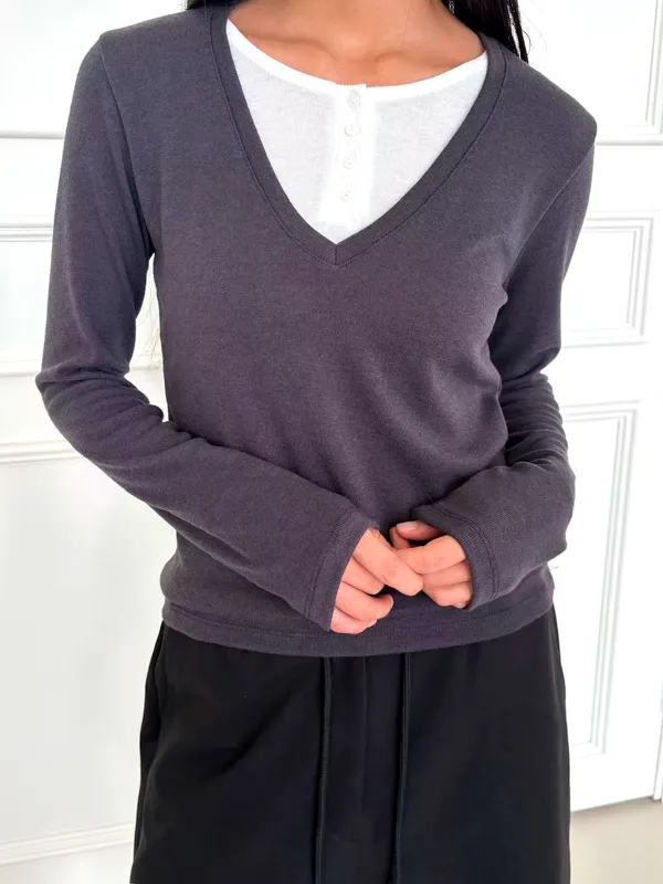Stylish and Minimalist V-Neck Top for Women, Comfortable and Versatile