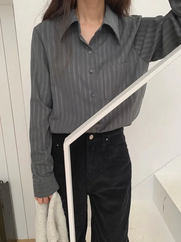 Elegant Striped Shirt - Effortlessly Matches Various Styles