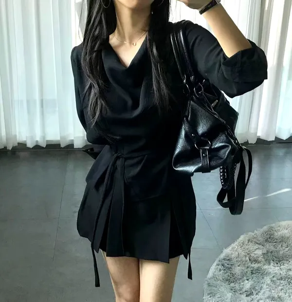스타일리시 미니멀리스트 블랙 여성 탑 - 우아하고 세련됨