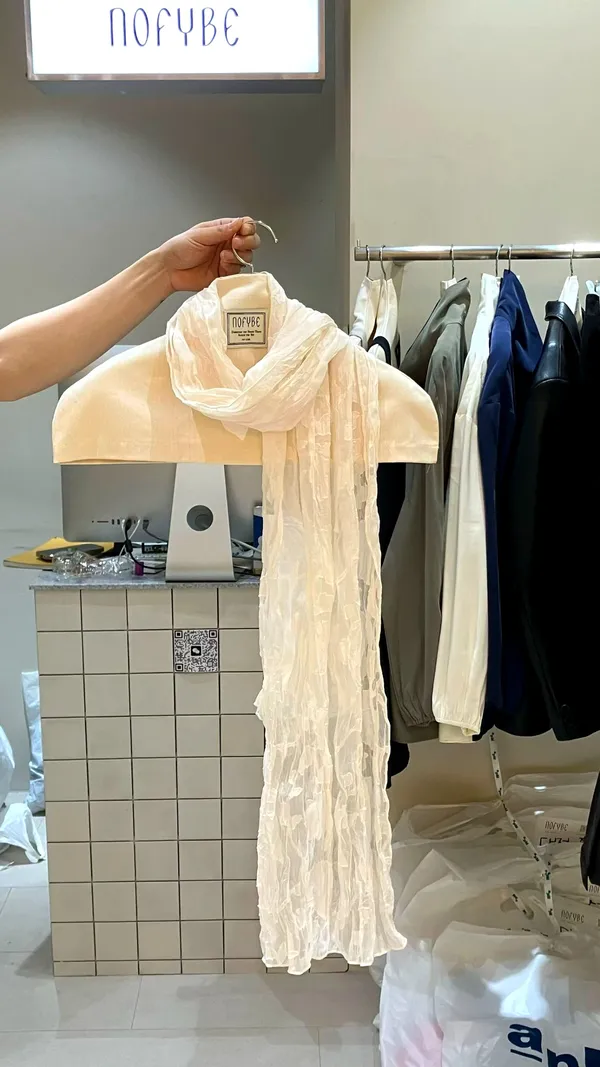 Lightweight and Breathable Women's Fashion Accessory, Elegant Versatile Scarf