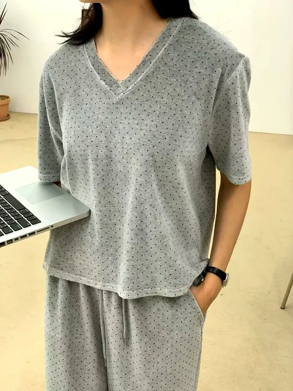 Comfortable and Breathable Gray Short Sleeve Top, Casual and Versatile