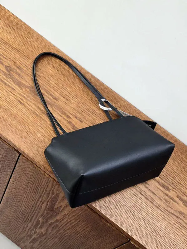 Stylish Black Tote Bag - Elegant and Versatile for Any Occasion