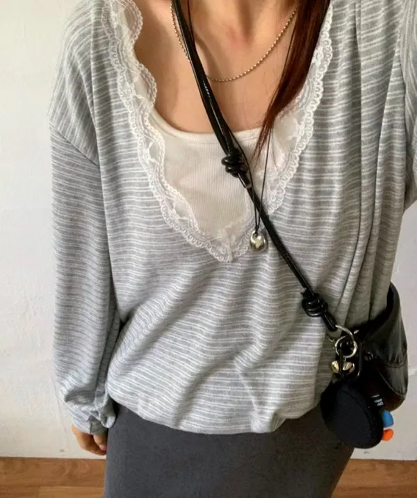 舒適條紋女裝T恤，蕾絲領口設計