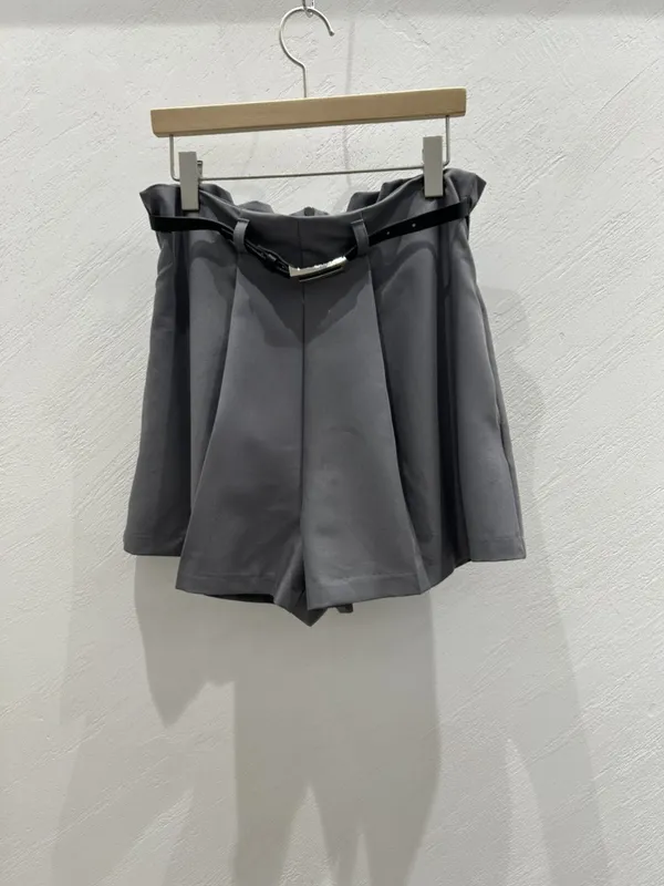 Stylish High-Waisted Gray Shorts - Comfortable and Versatile