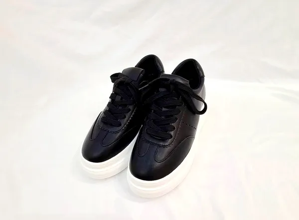 Trendy Black Women's Sneakers - Apm Luxe B1층110호 RILLA Apm Luxe B1층110호 RILLA(릴라) no 7185 size 230~250 굽높이 6cm(키높이2cm포함) 40000원 블랙 화이트 천연소가죽 통굽 스타일의 키높이 스니커즈 귀여움과 스포티함 모두 가지고 있는 트랜디한 디자인으로 어느룩에나 잘어울리는 슈즈에요 천연가죽으로 가볍고 안정감있는 착화감으로 편안하게 착용가능해요~