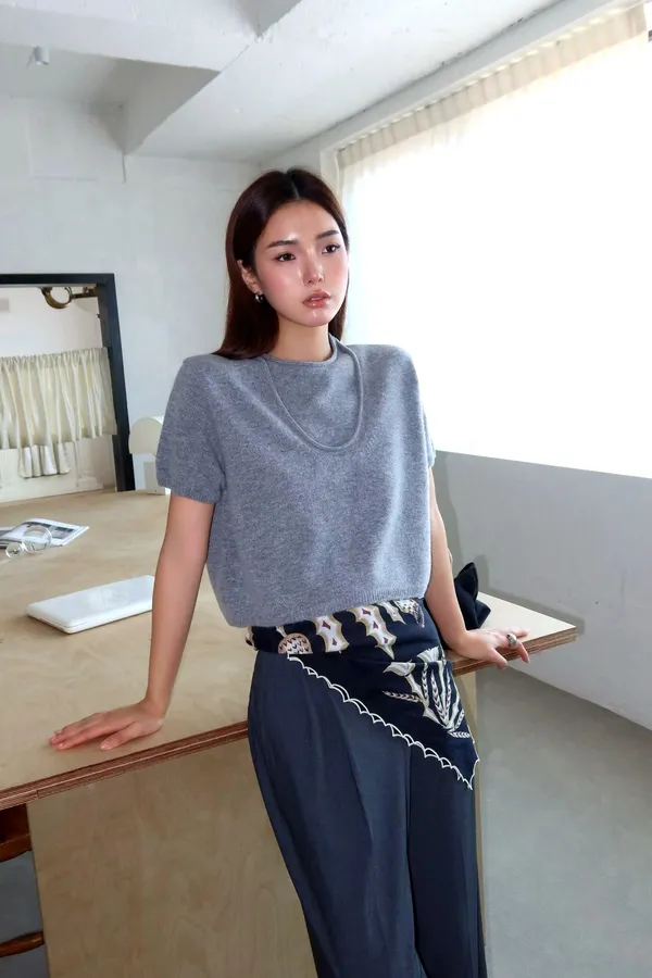 スタイリッシュでミニマリストなグレーの女性用トップ - 快適で多用途