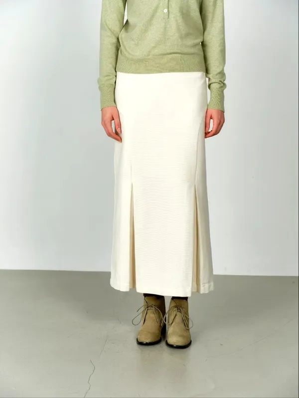 Elegant and Simple High-Waisted Maxi Skirt to Showcase Feminine Charm