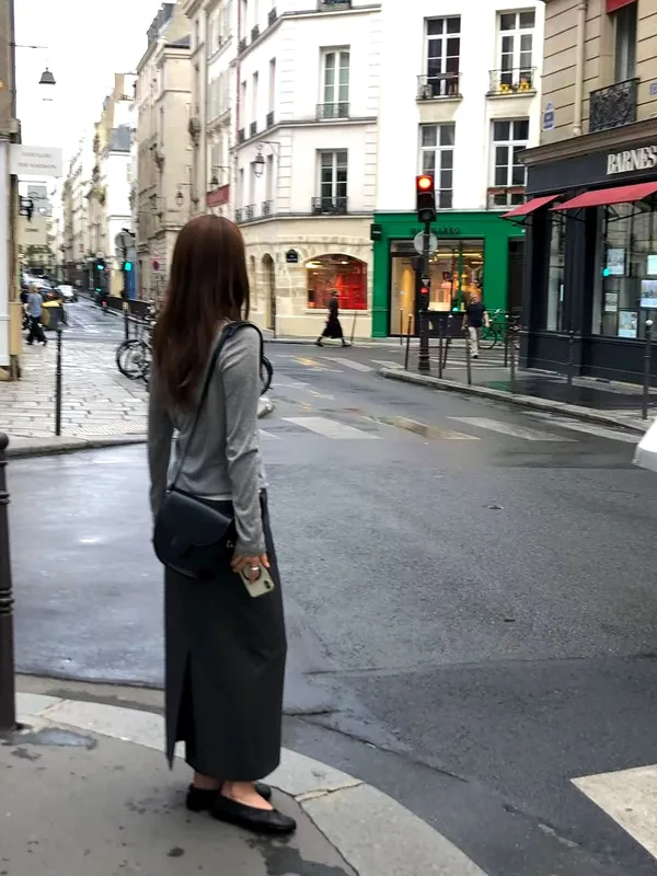 Stylish and Minimalist Women's Top, Comfortable and Versatile for Spring and Autumn