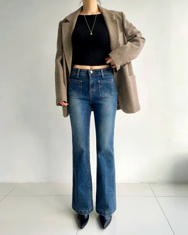 Stylish High-Waisted Jeans for a Slimmer Look