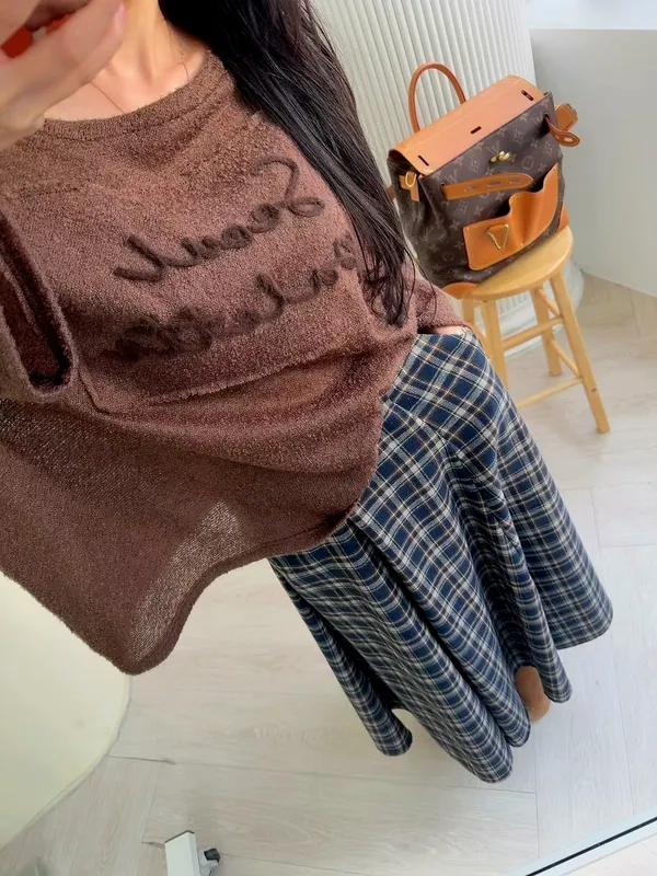 優雅格紋女裙，輕盈舒適，完美搭配