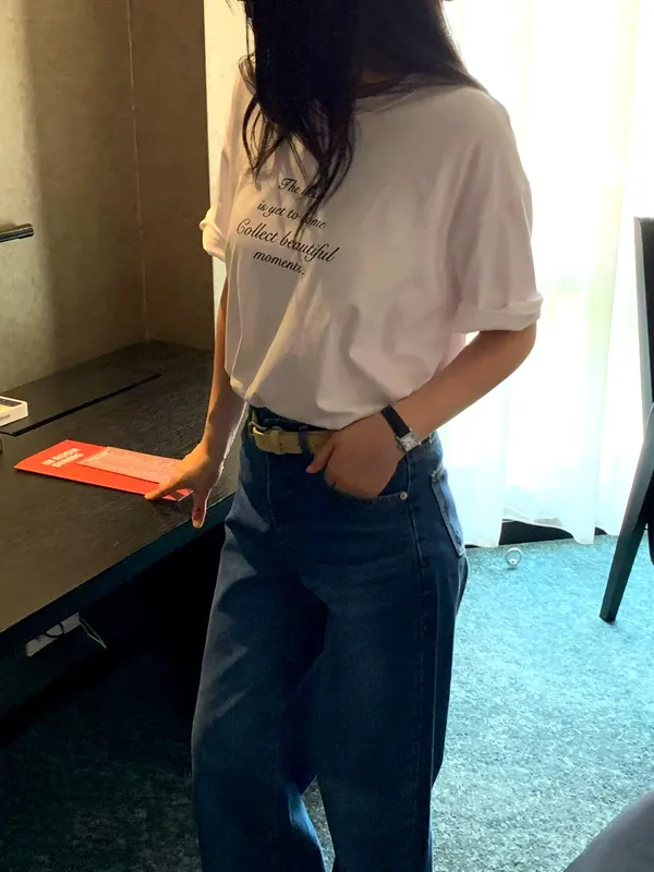 Stylish and Minimalist Women's T-Shirt - Comfortable and Versatile for Perfect Everyday Wear