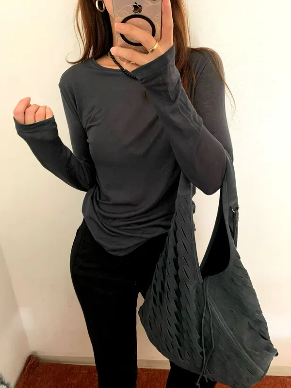 シンプルでスタイリッシュな女性用長袖Tシャツ、快適で多用途