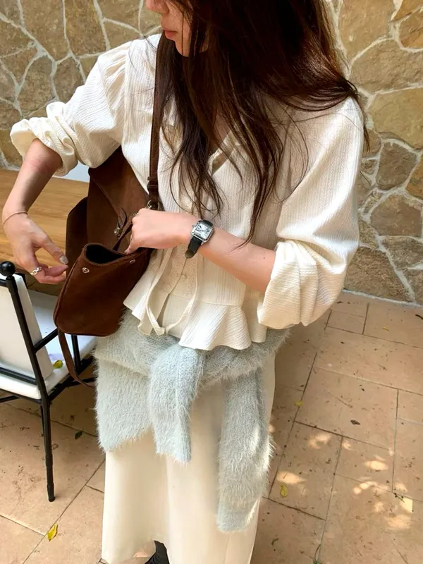 เสื้อผู้หญิงที่มีเสน่ห์และสง่างาม โทนสีอ่อน เหมาะสำหรับการแต่งตัวในฤดูใบไม้ผลิและฤดูร้อน