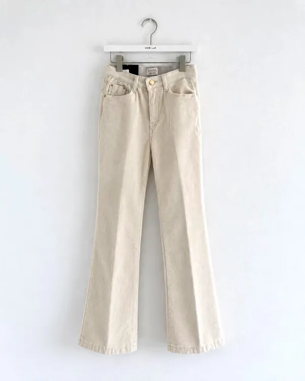 Fashionable High-Waisted Jeans for an Elegant Look
