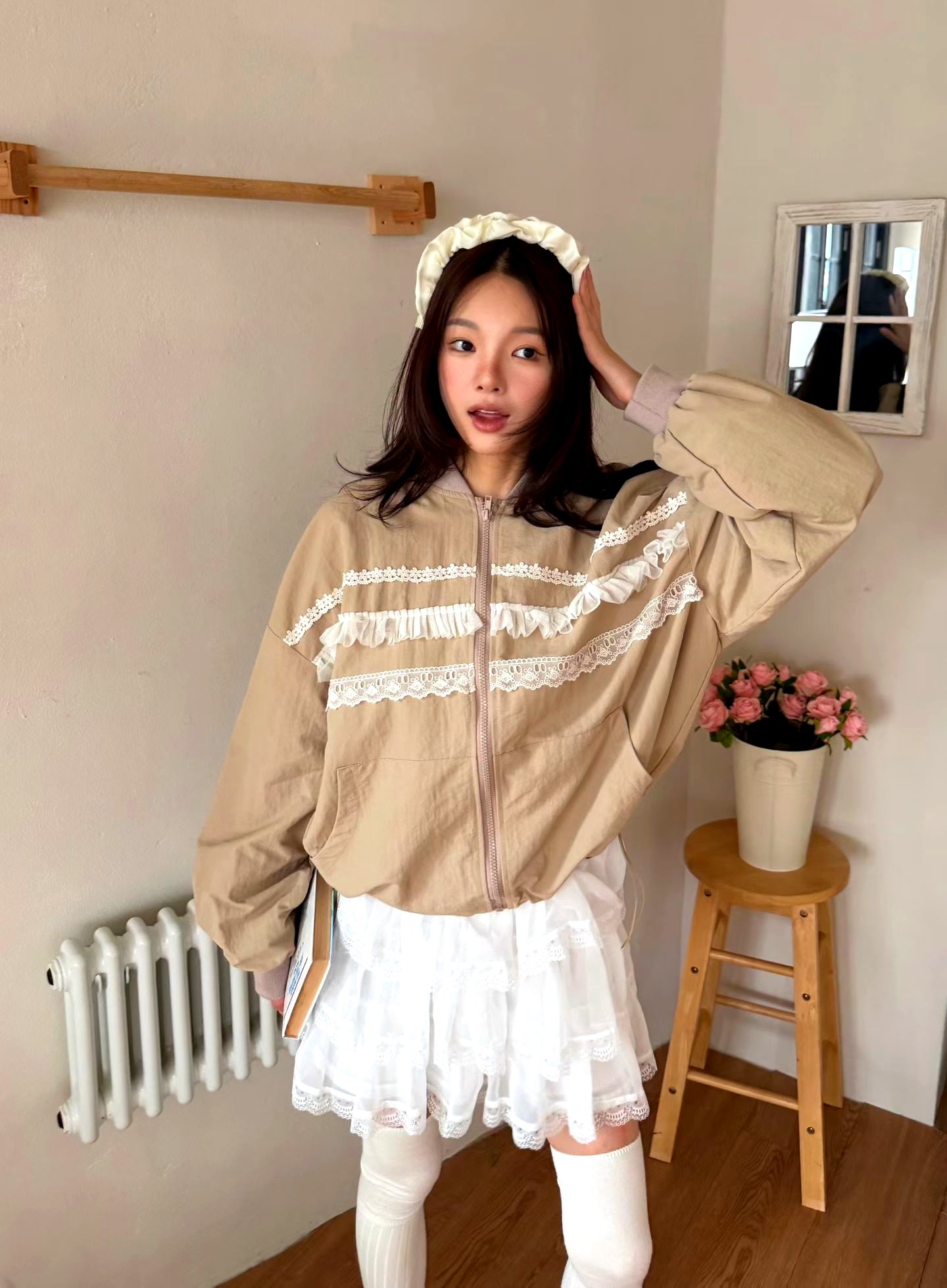 패셔너블 여성 재킷, 캐주얼 지퍼 디자인과 우아한 레이스 장식