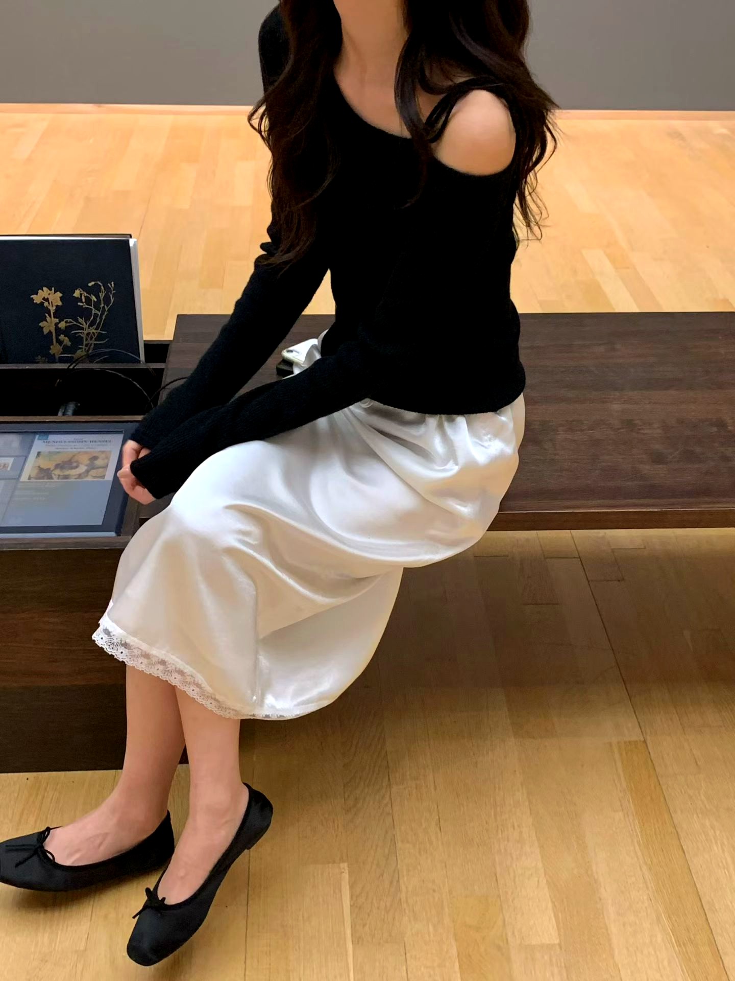 우아한 오프숄더 블랙 탑, 패셔너블한 다용도