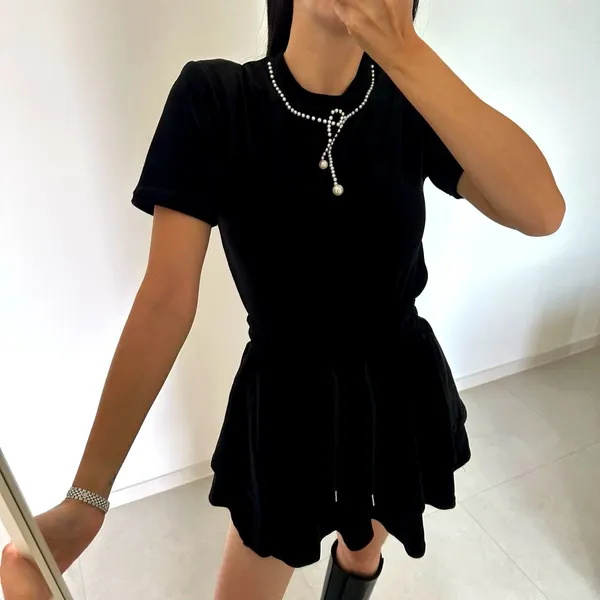 Elegant Black Short Sleeve Top - Fashionable and Versatile