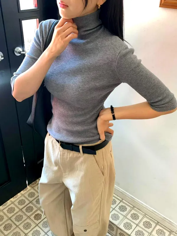 Stylish Minimalist Turtleneck Sweater - Comfortable and Perfectly Fitting