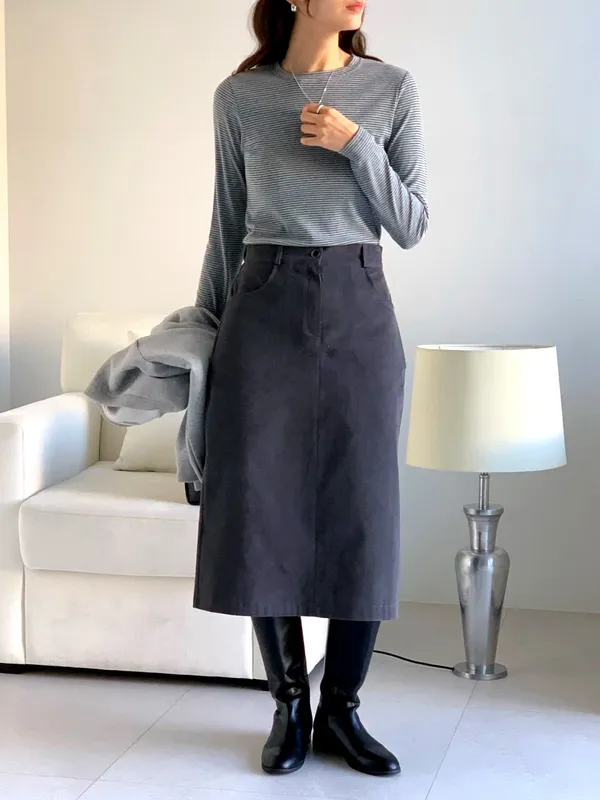Fashionable and Minimalist Women's Top, Comfortable and Breathable, Perfect for Skirts