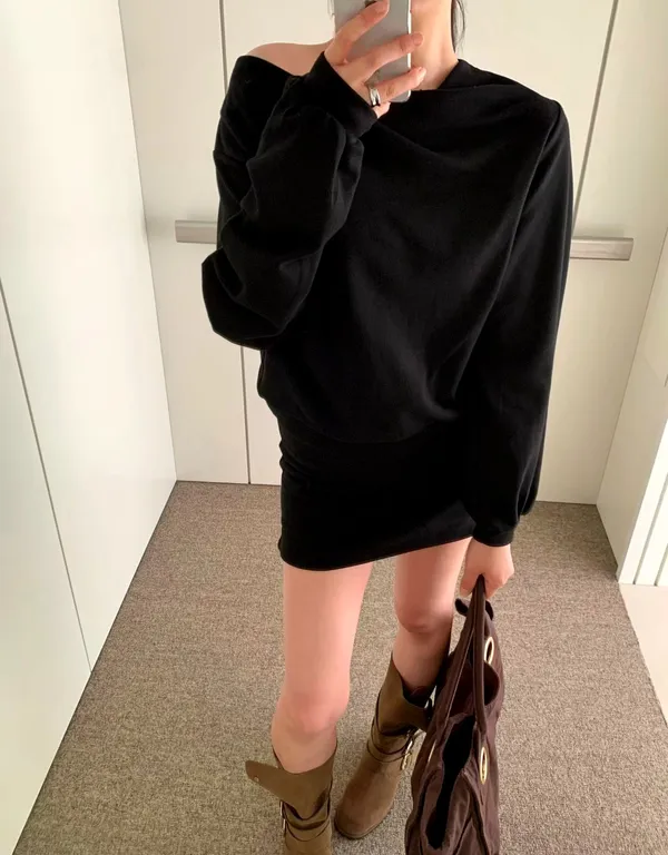 เสื้อยืดสีดำดีไซน์เรียบหรู - สวมใส่สบายและเข้ากันได้ง่าย