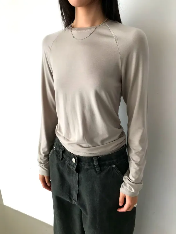 シンプルでスタイリッシュな長袖Tシャツ、快適で多用途